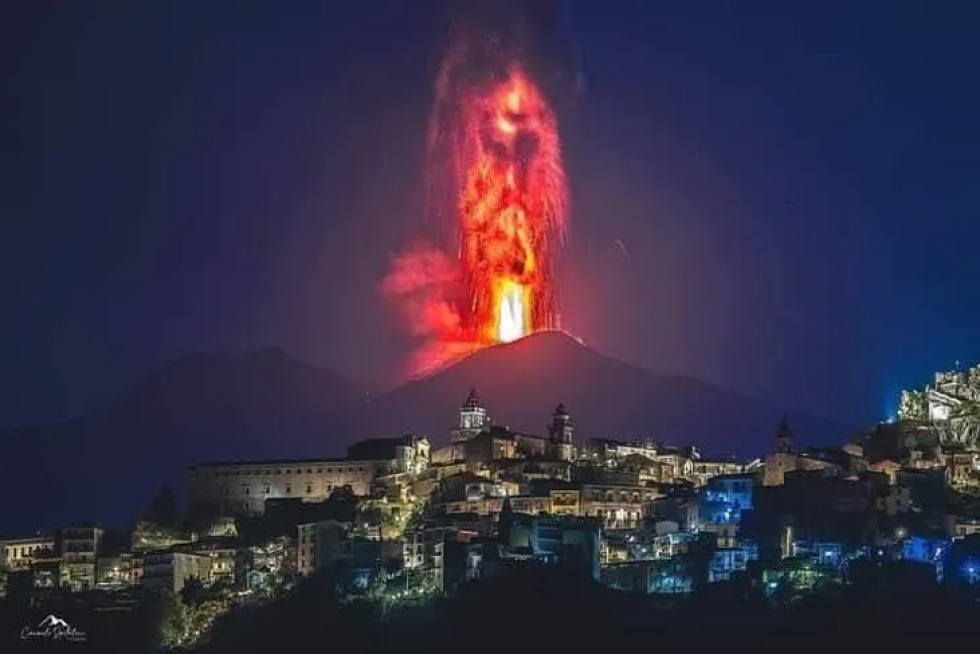 Una nueva erupci&oacute;n del Etna oblig&oacute; a cerrar este jueves el aeropuerto de Catania (Italia)