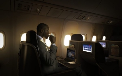 Interior de un avi&oacute;n Delta One 767.