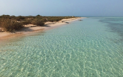 Una playa saud&iacute; sobre el mar Rojo.