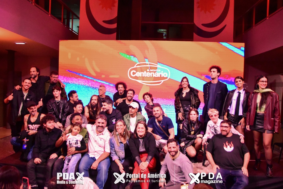 La Ministra Interina junto con los responsables del evento y varios artistas que lo protagonizar&aacute;n