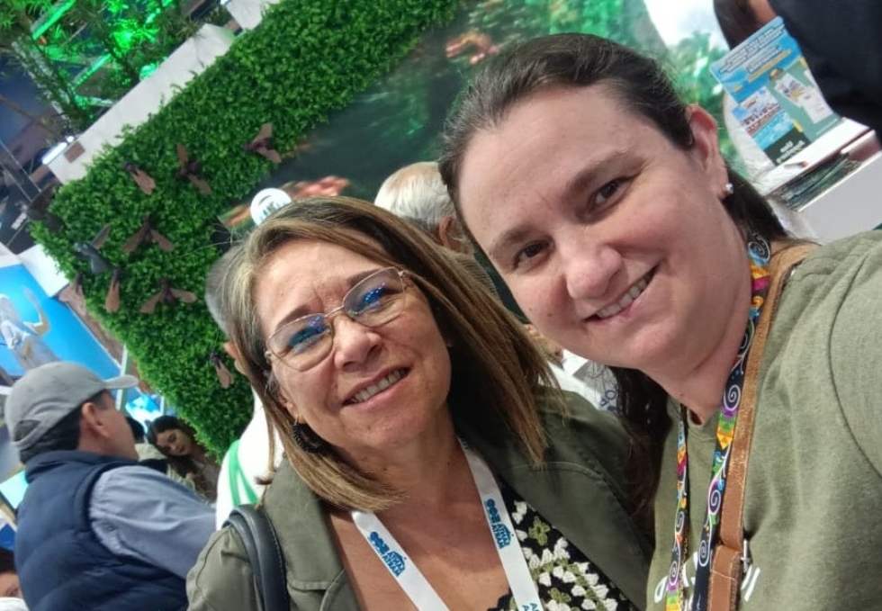 Stephanie Sheehy, directora general de ATTAC y la directora nacional en Colombia, Luz Marina