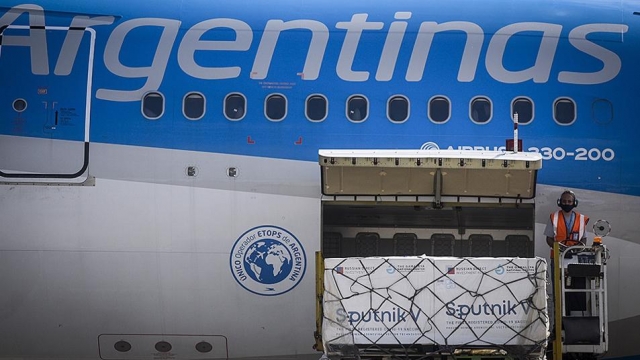 Las vacunas, Aerol&iacute;neas Argentinas y dos contratos