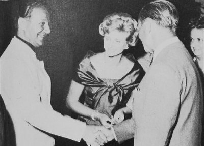 El visionario Mauricio Litman, recibiendo invitados en uno de los festivales de cine de Punta del Este. Eventos como &eacute;ste consolidaron el prestigio del principal balneario.
