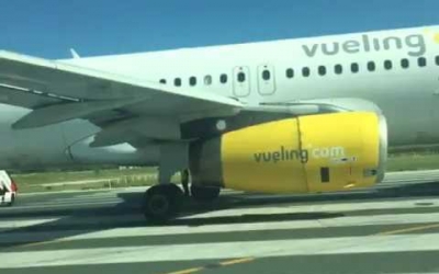 La pista de El Prat se hunde al paso de un avi&oacute;n de Vueling