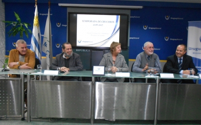 Director Nacional de Turismo, Carlos Fagetti: presidente de la Administraci&oacute;n Nacional de Puertos (ANP), Alberto D&iacute;az; Ministra de Turismo, Liliam Kechichian; subsecretario, Benjam&iacute;n Liberoff;  jefe del puerto de Punta del Este, Carlos Ferreira.