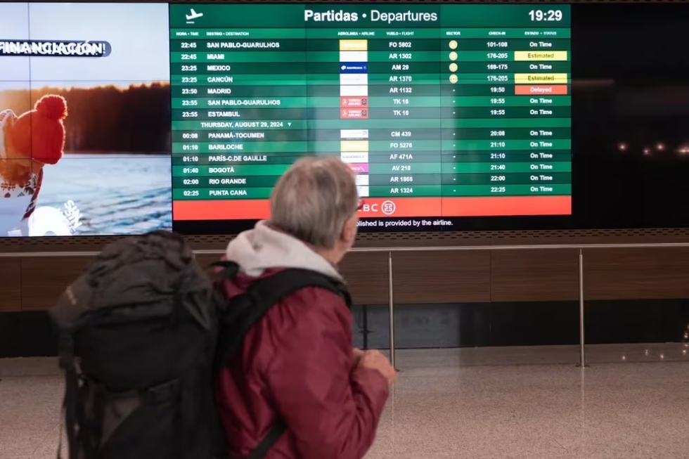 Cientos de pasajeros ver&aacute;n complicadas sus salidas por los reclamos de los gremios aeron&aacute;uticos.