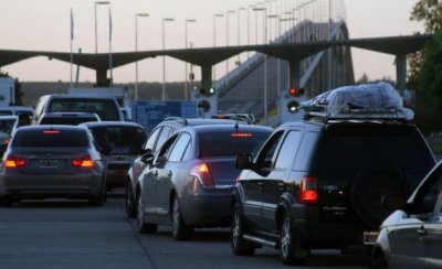 El estallido y coches argentinos en Uruguay: nos escribi&oacute; el "Muchacho que sabe porte&ntilde;o"