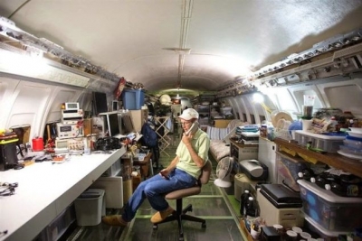 Este hombre convirti&oacute; un Boeing 727 en medio de un bosque en su asombrosa casa