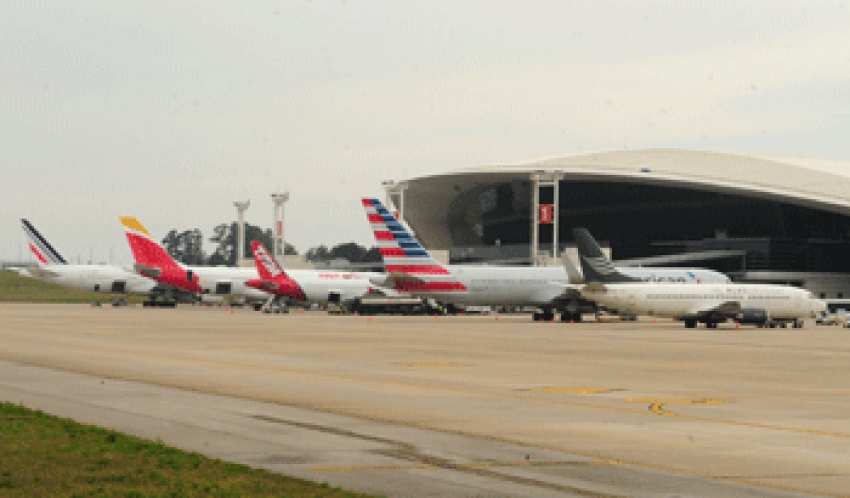 &iquest;-Qui&eacute;n le pone el cascabel al gato- en la aviaci&oacute;n uruguaya?. Parte II: Extra&ntilde;o encare citando aviones vac&iacute;os