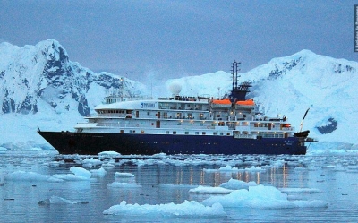 El Sea Spirit fondeado frente a la Base Almirante Brown &ndash; Ant&aacute;rtida.