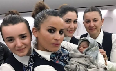 Las azafatas del vuelo posaron con la beb&eacute; que naci&oacute; a 12.000 metros de altura.
