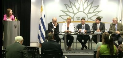 Donde todo comenz&oacute;. A principios de febrero de 2013, Conferencia de Prensa de Taleb Rifai, acompa&ntilde;ado de Carlos Vogeler en la Torre Ejecutiva, sede de la presidencia uruguaya, cuando le formulamos al Secretario General de la OMT, la discrepancia de Acerenza.