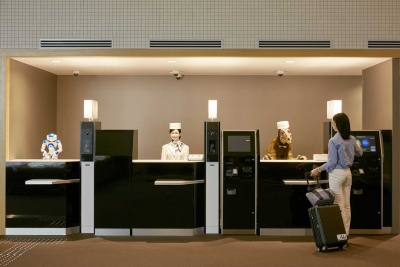 El hotel La henn na de Nagasaki, atendido casi enteramente por robots, es idea del empresario japon&eacute;s Hideo Sawada, que asegura que abrir&aacute; m&aacute;s alojamientos de este tipo en Jap&oacute;n y en el resto del mundo.