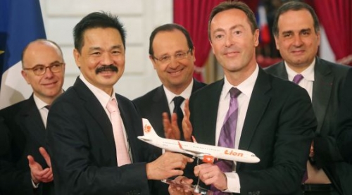 El presidente de Lion Air, Rusdi Kirana, posa con el presidente de Airbus, Fabrice Br&eacute;gier. Detr&aacute;s, en el centro, el presidente franc&eacute;s, Fran&ccedil;ois Hollande / ap