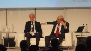 Compartiendo el panel con avezados empresarios aeron&aacute;uticos, L&oacute;pez Mena prefiri&oacute; el silencio y se dio el lujo de presentar en una conferencia internacional sobre aviaci&oacute;n comercial, el video de un barco. Habla Eframovich y &eacute;l escucha.