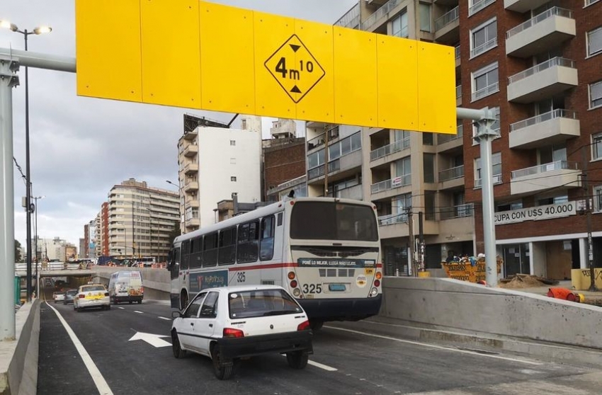 En el t&uacute;nel de Avenida Italia, la &uacute;nica verdad es la realidad, si el cartel de ingreso dice 4,10 metros hay error o mentira