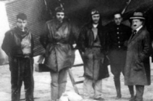 Pando, circa 1930. Saint Exup&eacute;ry (segundo porla izquierda) y Angel Adami (extremo derecha)
