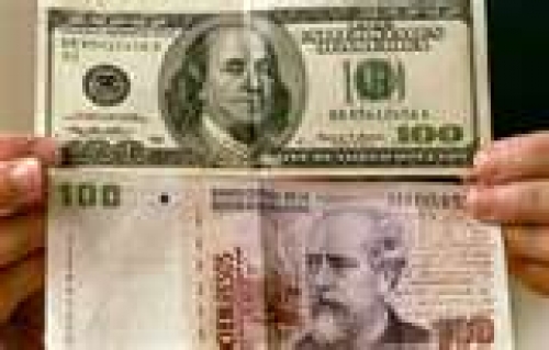 Pagar con pesos argentinos en los comercios de Uruguay sale 30% m&aacute;s