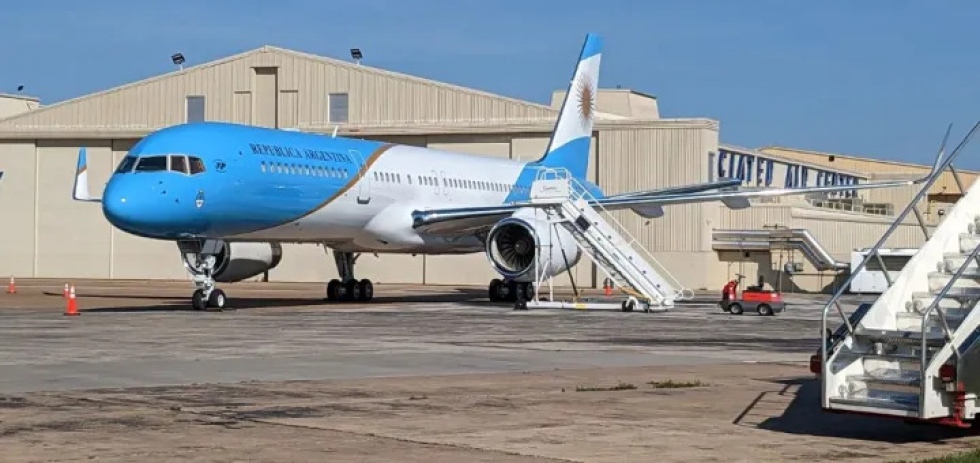 Sale del taller de pintura el nuevo avi&oacute;n presidencial de Argentina