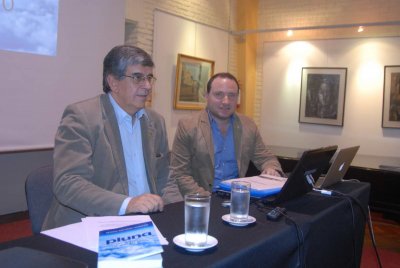 Durante la presentaci&oacute;n en Punta del Este, junto a Alejandro Spera