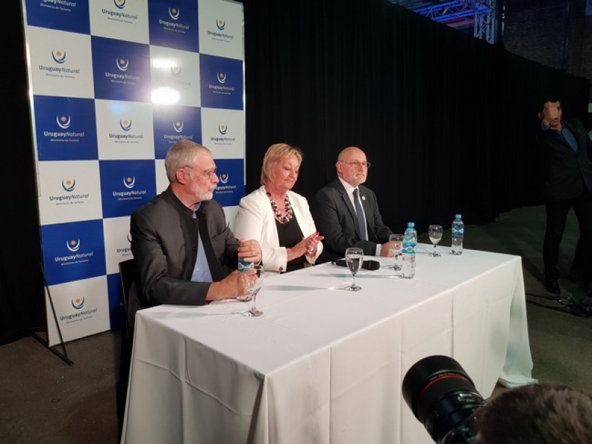 Benjam&iacute;n Liberoff; Liliam Kechichian y Juan Mart&iacute;nez en el momento del anuncio en FIT. Protocolarmente quiz&aacute;s Mart&iacute;nez deber&iacute;a estar all&iacute;, lo cierto fue que cuando  dimos la noticia del error, fue uno de los dos actores del sector que se comunic&oacute; con nosotros para coincidir con nuestra apreciaci&oacute;n. Nos consta que dio esa misma versi&oacute;n a los medios y no es su culpa que no lo recogieran.