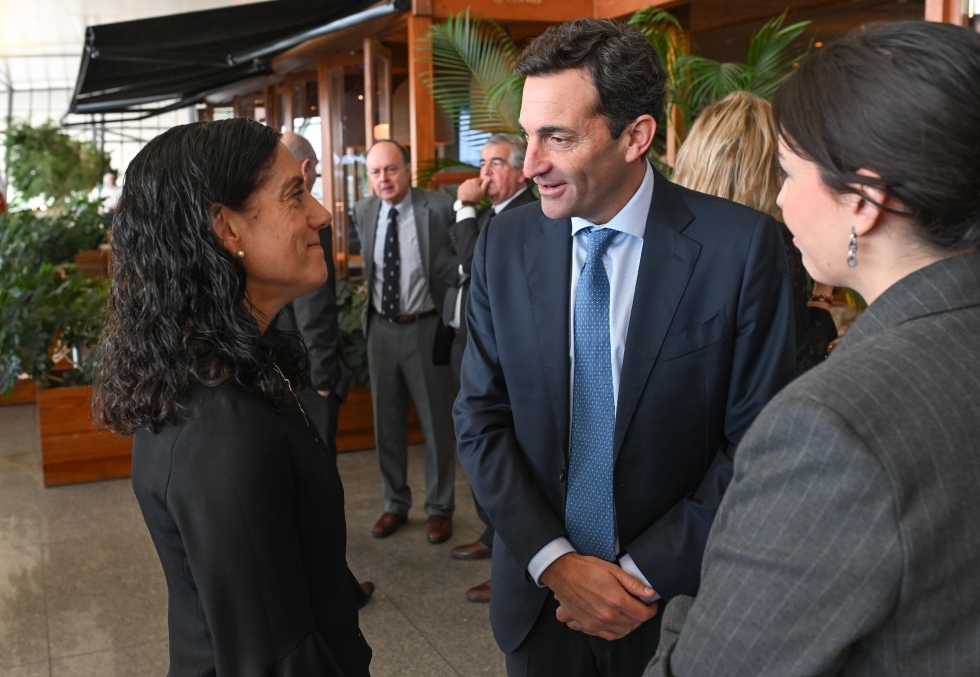 Dos actores fundamentales en la concreci&oacute;n que nos ocupa: la ministra Azucena Arbeleche y el CEO de Aeropuertos Uruguay, Diego Arrosa Shaw