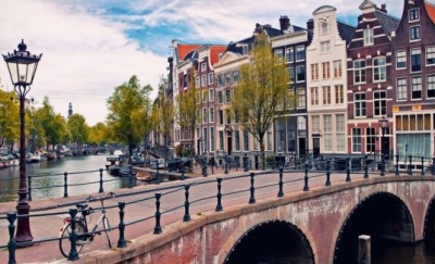 &Aacute;msterdam asfixia un poco m&aacute;s a Booking y Airbnb