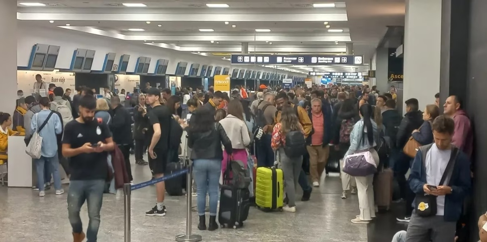 Aeroparque: demoras y cancelaci&oacute;n de vuelos por una medida de fuerza de maleteros