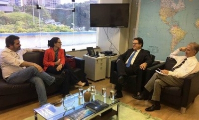 Fl&aacute;via Matos y Bruno Lewicki, de Airbnb, conversan con Vinicius Lummertz y el asesor Marcelo Costa, de Embratur.