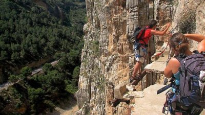 Dos turistas en el Caminito del Rey, antes de su rehabilitaci&oacute;n