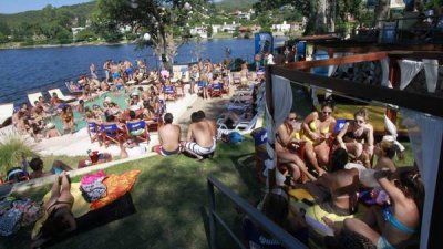 Carlos Paz est&aacute; a pleno y salen a buscar camas casa por casa