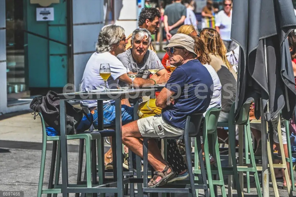 Turistas tomando algo en una terraza en Santander, Cantabria (Espa&ntilde;a).