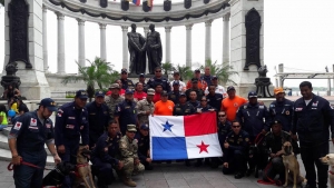 Rescatistas paname&ntilde;os viajaron a Ecuador en Copa con sus perros en cabina