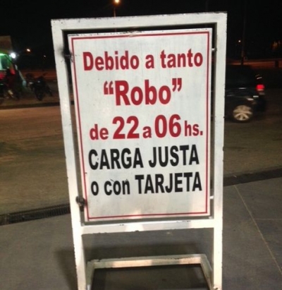 Esta imagen fue tomada la noche del  s&aacute;bado 12 de marzo en la estaci&oacute;n de servicio ANCAP de El Pinar sobre la Avenida Giannattasio. &iquest;A cu&aacute;l de los pa&iacute;ses y en cual actividad les vamos a ense&ntilde;ar como se hace esto para ser ejemplo en turismo?