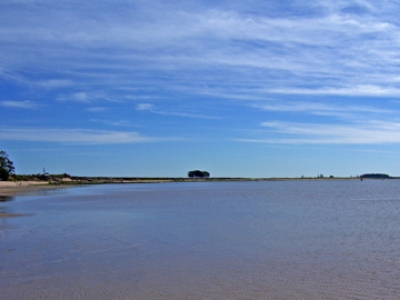 Di&aacute;logo por Laguna Garz&oacute;n y muestra "Las velas siguen encendidas" por Muelle de Mailhos