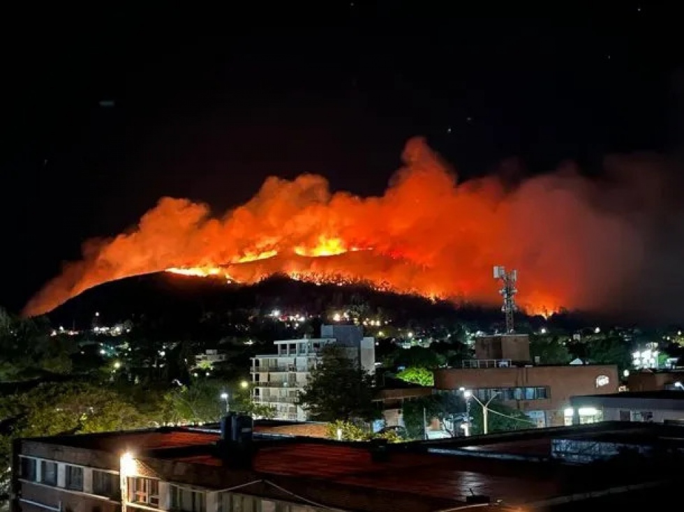 Incendio en el Cerro del Toro, Piri&aacute;polis, Uruguay.