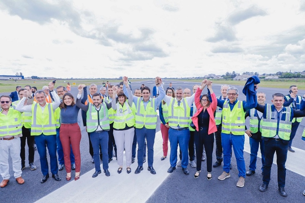 Reabri&oacute; la pista del aeropuerto de Porto Alegre con un vuelo de un Embraer de la FAB
