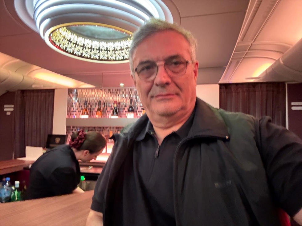 Antonio Rama Toscano, hace instamtes en el lounge del Airbus 380 que le acaba de dejar en Doha, procedente de Par&iacute;s