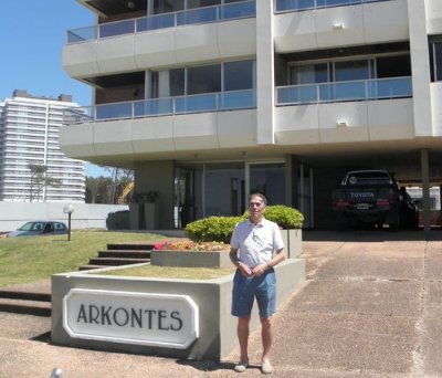 Cuando Acerenza habla de Punta del Este, lo hace con propiedad. No solamente hace muchos a&ntilde;os fue gerente de Pluna en el balneario, sino que tiene su lugar all&iacute; y viene en verano a reemcontrarse con su familia, sus amigos, su pa&iacute;s.