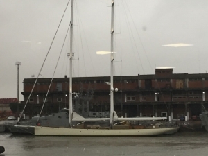 Velero de L&oacute;pez Mena atracado junto a destructor de la Armada en el puerto de la capital de &iquest;Banana Republic Uy?
