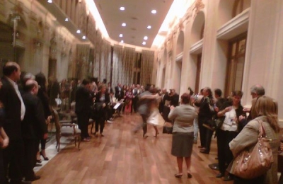 En el cierre, al finalizar la parte oratoria, espectacular show de tango. Sorprendi&oacute; a los concurrentes el estado del piso de este espacio que est&aacute; junto al ingreso principal, con maderas sueltas y flojas,  como la decisi&oacute;n de colocar una sola isla de bebidas, lo cual produjo no pocas aglomeraciones, lo cual no  condice con un hotel del nivel de Sofitel