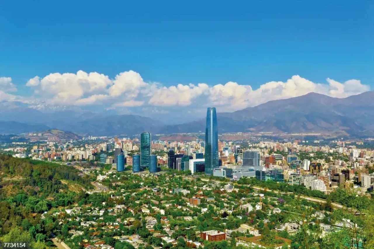 Vista panor&aacute;mica de Santiago de Chile con el centro financiero en un plano destacado.