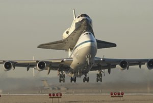El Jumbo que llevaba al transbordador espacial sobre el &ldquo;lomo&rdquo; va al museo 