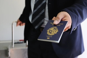 Desde hoy los viajeros de casi 50 pa&iacute;ses requieren de ETA para ingresar al Reino Unido