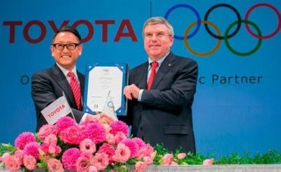 Akyo Toyoda junto con el Presidente del Comit&eacute; Ol&iacute;mpico Internacional. Toyota ser&aacute; la marca de autom&oacute;viles que patrocinar&aacute; &ldquo;Tokio 2020&rdquo;.