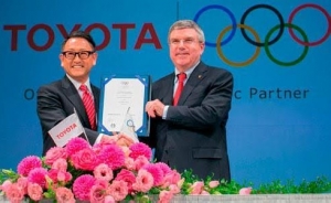 Akyo Toyoda junto con el Presidente del Comit&eacute; Ol&iacute;mpico Internacional. Toyota ser&aacute; la marca de autom&oacute;viles que patrocinar&aacute; &ldquo;Tokio 2020&rdquo;.