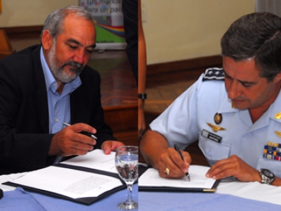 El director general del CETP-UTU, Wilson Netto; el comandante en Jefe de la FAU, General del Aire Washington Mart&iacute;nez 