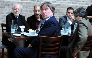 La foto de D. Battiste, de El Observador, habla por s&iacute; sola...Lorenzo implora con la mirada que no la saquen mientras L&oacute;pez Mena sonr&iacute;e junto a Juan Patrico, Antonio S&aacute;nchez, en una ubicaci&oacute;n secundaria en la mesa y Gabriel  Papa, asesor del Ministro, observa.