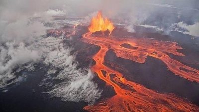 Un piloto desv&iacute;a el avi&oacute;n para que los pasajeros vean un volc&aacute;n en erupci&oacute;n