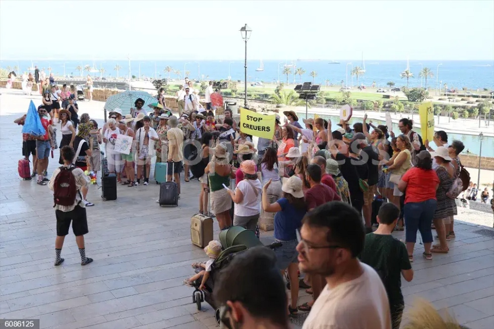 Varias personas marchan desde la Pla&ccedil;a de la Porta Pintada a la Llotja de Palma para protestar contra el turismo masivo en Mallorca, a 12 de julio de 2024, en Palma de Mallorca, Mallorca, Baleares (Espa&ntilde;a).